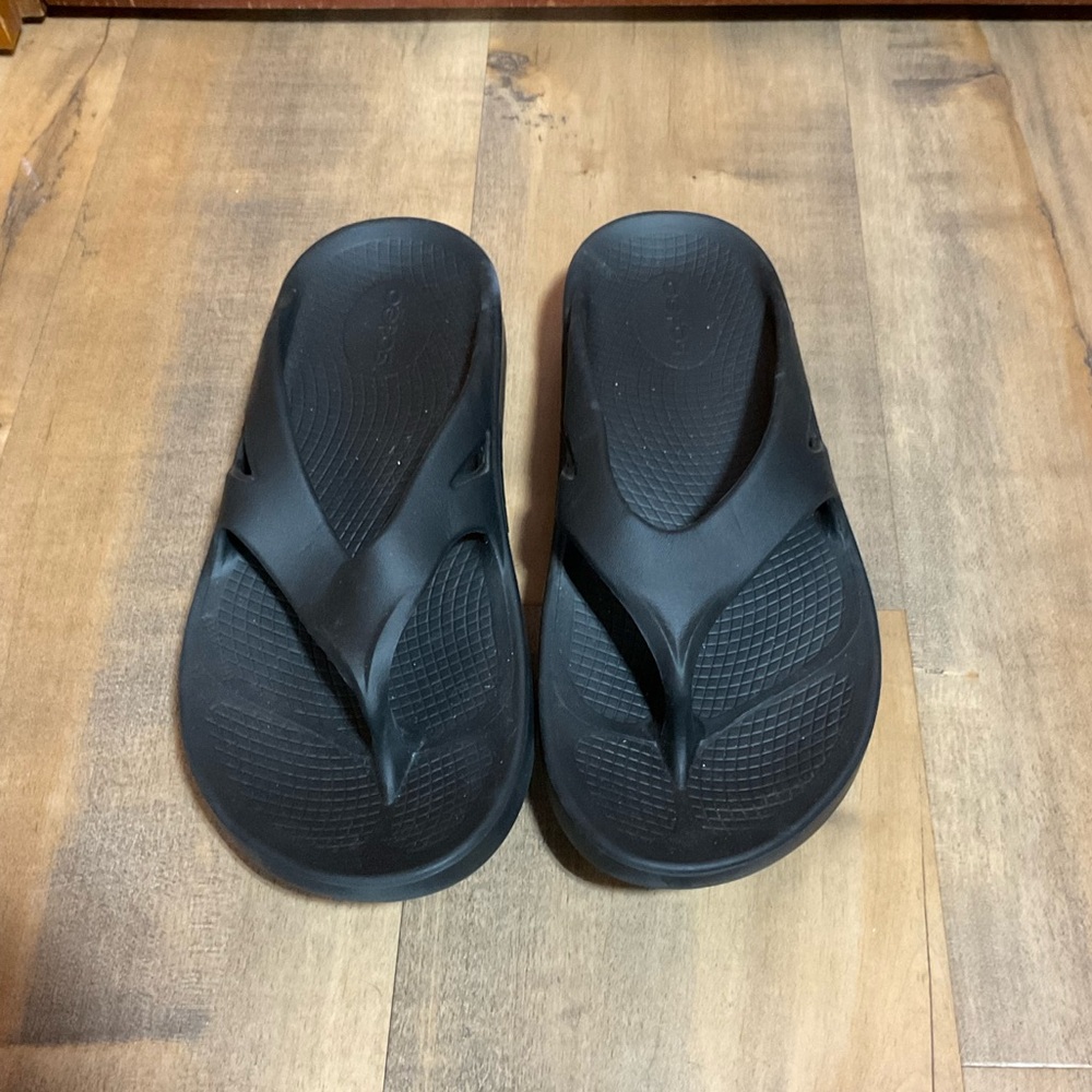 Oofos Black Recovery Sandals